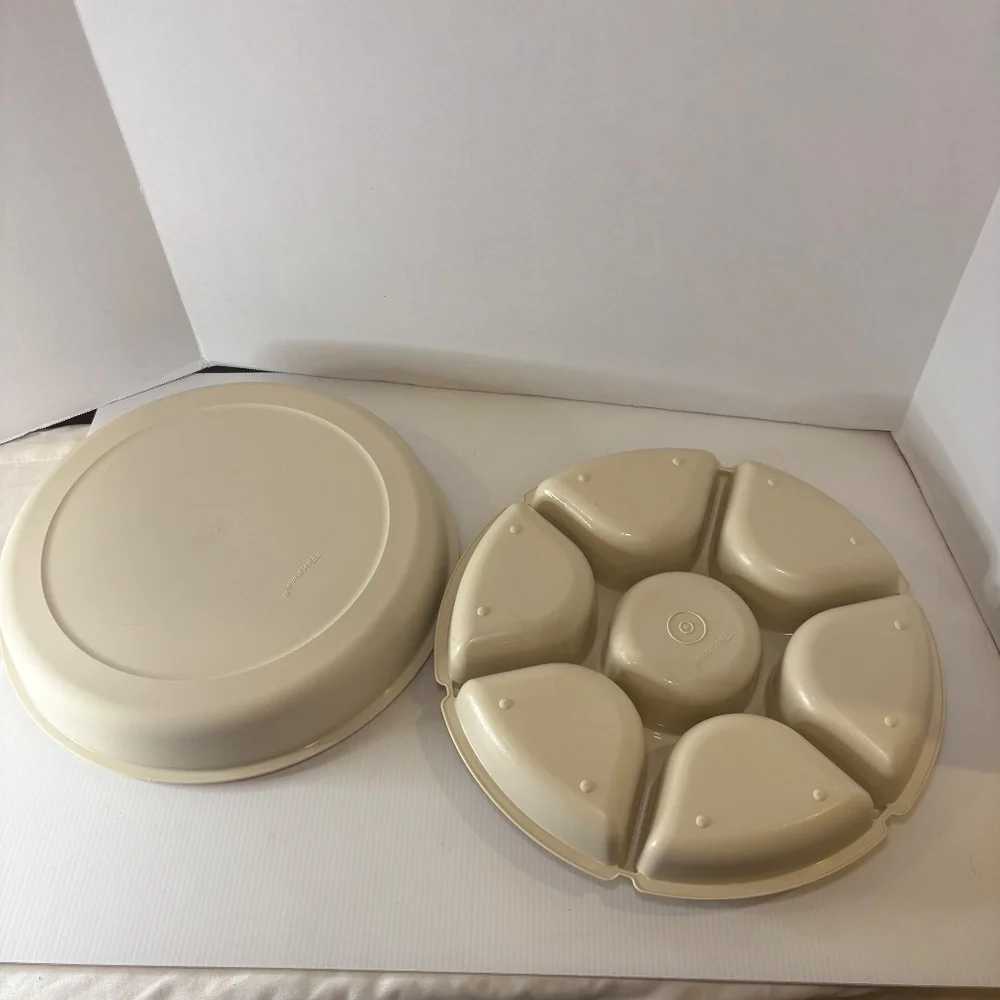 Vtg Tupperware Divided Veggie/Fruit/Dip Snack Party Tray 1665-5 With Lid 1666-4